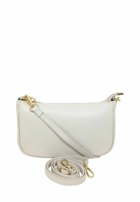 Bílá kožená crossbody taška se zipovým uzávěrem, texturovaným povrchem a odnímatelným popruhem; obsahuje zlaté kování a minimalistický design.