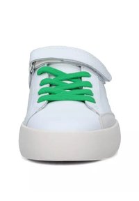 Sneaker bianco con lacci verdi, caratterizzato da una chiusura con strap in velcro, upper in pelle liscia, punta arrotondata e suola in gomma di colore chiaro.