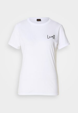 T-shirt bianco in cotone con scollatura rotonda e maniche corte. Presenta un testo nero che dice "Love" posizionato sulla parte sinistra del petto.