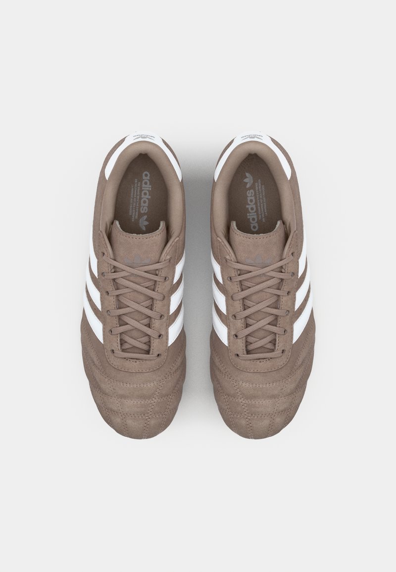 Braune Wildledersneaker mit weißem Dreistrichdesign, strukturiertem Zehenkappen und Schnürsenkeln. Das Innere verfügt über ein Logo und eine gepolsterte Innensohle.