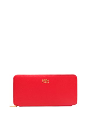 Cartera de cuero rojo con superficie texturizada, herrajes dorados y cierre con cremallera. Presenta un logo en relieve en la parte delantera.