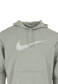 Felpa grigia realizzata in morbido cotone misto. Presenta un grande logo Nike bianco con un design testurizzato sul petto. Include una tasca frontale e lacci.