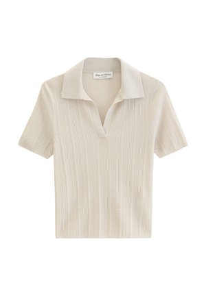 Polo en maille côtelée beige à manches courtes, avec un col replié et une petite ouverture en V.