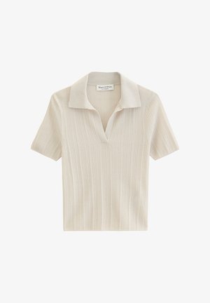 Polo en maille côtelée beige à manches courtes, avec un col replié et une petite ouverture en V.