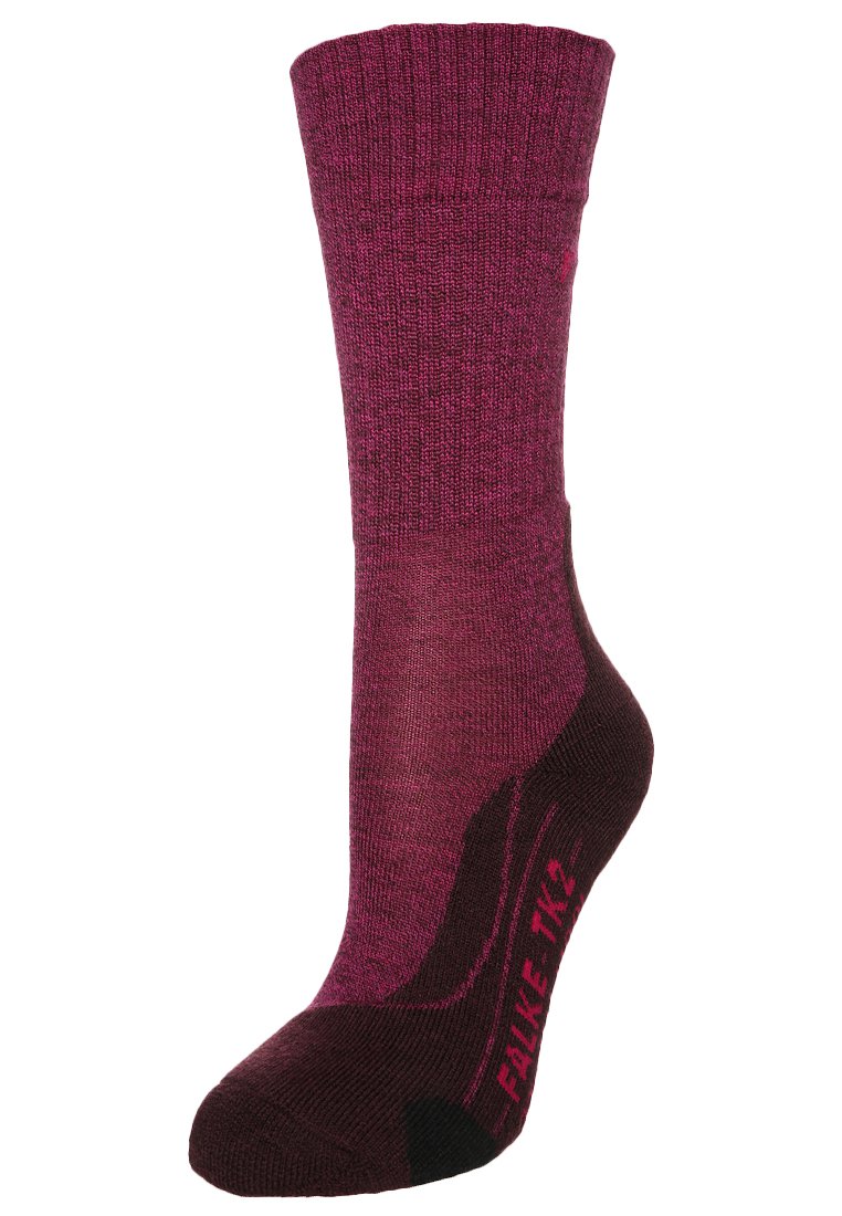 Calcetines de mujer en burdeos y púrpura con parte superior acanalada, cuerpo de punto texturizado y talón reforzado. Logo "Falke TK2" impreso en rosa en el lateral.