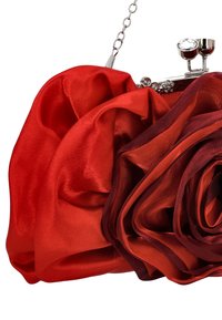 Rød satin clutchpung med blomsterdesign med lagdelte silkeroser. Sølvhardware med lukning og kædestrop.