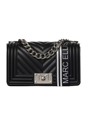 Borsa a tracolla nera trapuntata con motivo a zigzag, tracolla in catena argentata e chiusura metallica con il logo del marchio. Include un nastro decorativo a righe.