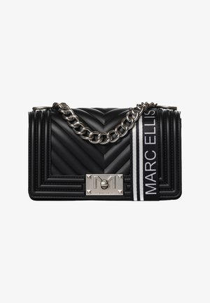 Borsa a tracolla nera trapuntata con motivo a zigzag, tracolla in catena argentata e chiusura metallica con il logo del marchio. Include un nastro decorativo a righe.