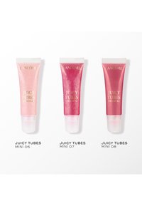 Kolme mini-putkia Lancôme Juicy Tubes huulikiiltoa sävyissä: vaaleanpunainen (Mini 05), himmeä pinkki (Mini 07) ja tumma pinkki (Mini 08).