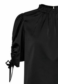 Blusa nera con un collo alto arricciato, maniche corte a sbuffo e dettagli con lacci alle estremità delle maniche. Realizzata in un materiale liscio e lucido.