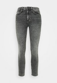 Jeans skinny negros deslavados con una cintura de altura media, diseño de cinco bolsillos y cierre de botón metálico. Textura de denim suave, pierna de corte ajustado.