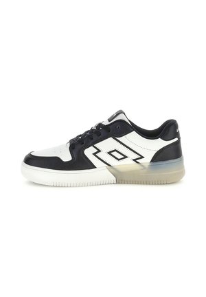 Sneaker low-top bianco e nero con lacci neri, logo laterale e suola in gomma traslucida su sfondo bianco.