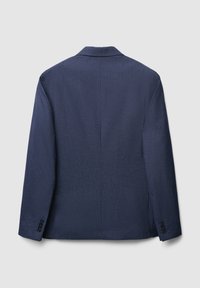 Blazer navy in tessuto texture, design monopetto, rever a punta e polsini con quattro bottoni. Il retro presenta una cucitura centrale.