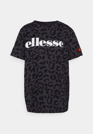 Czarny t-shirt z krótkim rękawem z ciemnym wzorem w panterkę, duży biały tekst "ellesse" z przodu oraz małe pomarańczowo-czerwone logo na lewym rękawie.