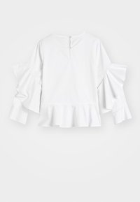 Weißes Bluse mit ausgestellten Ärmeln und einem gerafften Saum. Rückenschluss mit zwei Knöpfen. Glatte Textur, klassisches Design.