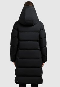 Schwarze Daunenjacke mit Kapuze, langem Schnitt, gestepptem Material und gerippten Bündchen. Die Silhouette ist an der Taille leicht tailliert.