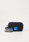 BOX LOGO CAMERA BAG UNISEX - Torba čez telo - black
