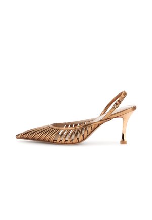 Spids-tået metallic bronze slingback højhælet sko med udskæringsdesign og justerbar ankelrem på hvid baggrund.