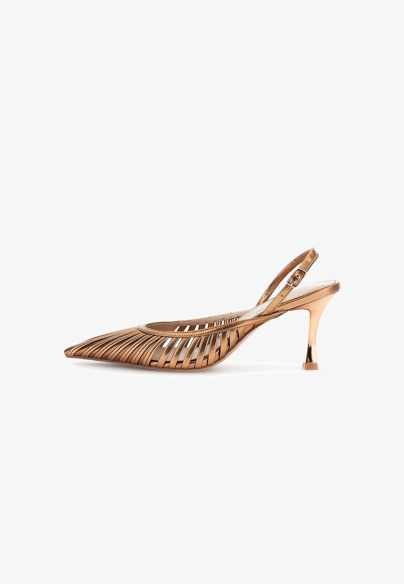 Spids-tået metallic bronze slingback højhælet sko med udskæringsdesign og justerbar ankelrem på hvid baggrund.