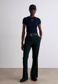 Tommy Jeans BADGE TEE - T-shirt basic - dark night navy