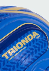 Palla da calcio blu e gialla con finitura lucida, con la scritta "TRIONDA" e "MATCH BALL REPLICA"; il design presenta un motivo testurizzato.
