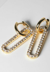 Guldtonede øreringe formet som sikkerhedsnåle, prydet med klare rhinestones langs siderne, med en rund lås øverst.