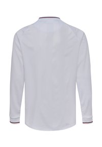 Langärmliges weißes Hemd mit hohem Kragen, das eine bordeaux- und marineblaue gestreifte Akzentuierung am Kragen und an den Manschetten aufweist. Glatte Stofftextur.