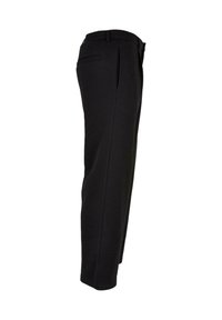 Pantalones negros ajustados de corte recto, con bolsillos laterales, una textura suave y presillas para cinturón en la cintura.