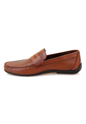 Braune Lederloafer mit perforiertem Design, genähten Details und schwarzer Gummilaufsohle. Runde Zehenform und mehr für einfaches Anziehen.