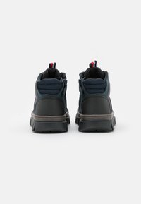 Tommy Hilfiger Šněrovací kotníkové boty - dark blue
