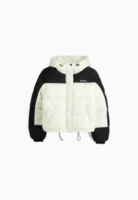 Puchowa kurtka z czarno-białym wzorem, kapturem, przednimi kieszeniami i elastycznymi mankietami. Logo tekstowe na klatce piersiowej.
