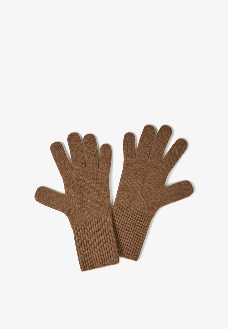 Paire de gants marron en tricot avec des poignets côtelés, étalés à plat avec les doigts écartés sur un fond blanc.