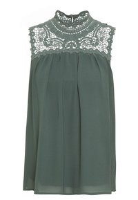 Top senza maniche di colore verde scuro, con un colletto alto in pizzo e una texture plissettata. Tessuto fluido con una vestibilità ampia e chiusura a occhio di chiave sul retro.