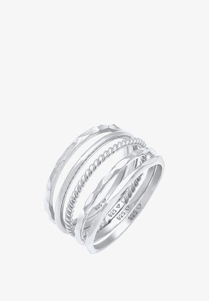 Sada piatich strieborných prsteňov s rôznymi textúrami, vrátane skrútených, hladkých a kladivkových povrchov, každý označený vnútri značkou "925".