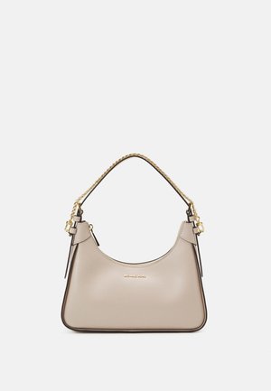 Kleine beige Lederhandtasche mit goldener Kettenhenkel und Michael Kors Logo vorne, vor einem schlichten hellen Hintergrund.