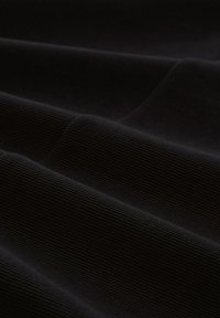 Schwarzer gerippter Stoff mit subtiler Textur. Die Oberfläche weist gleichmäßige horizontale Linien auf, die ein elegantes Muster erzeugen.
