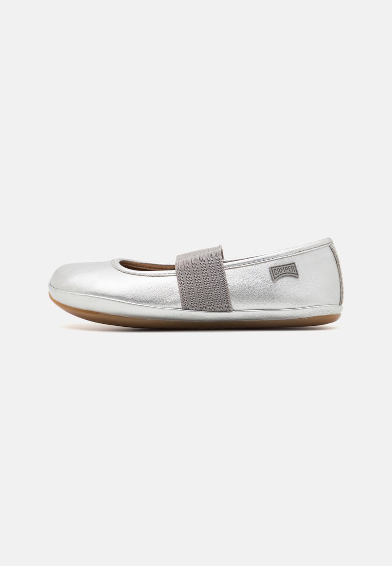 Ballet flat argentate in pelle metallica, con una fascia elastica grigia a metà piede e una suola in gomma marrone.