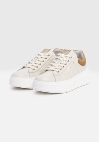 Białe skórzane sneakersy z teksturowaną białą platformą i brązowym akcentem na pięcie. Wyposażone w złote oczka i płaskie sznurówki.