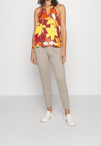 Vero Moda Petite Kalhoty - beige