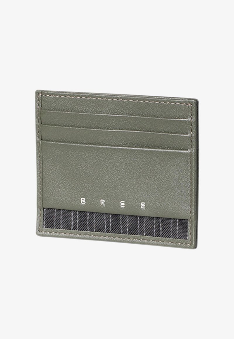 Porte-cartes fin en cuir vert olive avec trois emplacements pour cartes et une section en tissu rayé noir en bas.