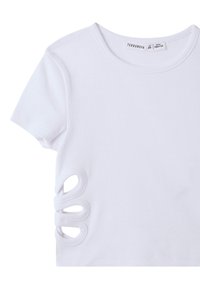 T-shirt bianco a maniche corte con righe, caratterizzato da dettagli a taglio sui lati, con un classico collo rotondo e una texture morbida.