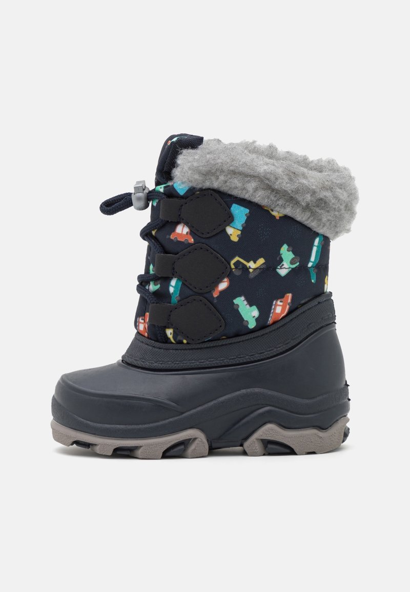 Botte d'hiver isolante pour enfant avec semelle en caoutchouc noir, tige en tissu bleu marine ornée d'un imprimé coloré de véhicules, et doublure en polaire grise au niveau du col.