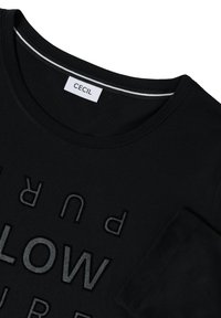 Czarny bawełniany t-shirt z okrągłym dekoltem, krótkimi rękawami oraz wypukłym, teksturowanym napisem w różnych rozmiarach. Metka brzmi "CECIL".