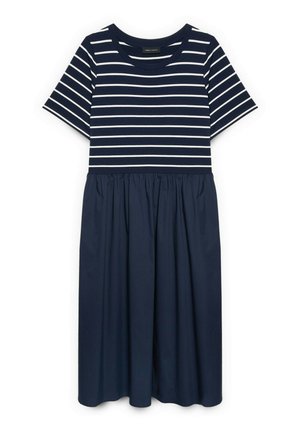 Tmavě modré šaty s krátkými rukávy, s bílými vodorovnými pruhy na horní části a jednobarevnou nabíranou sukní pod pasem.