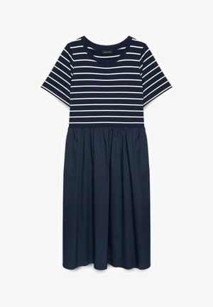 Marineblå kjole med korte ærmer, hvide horisontale striber øverst og et ensfarvet, let rynket skørt under taljen.