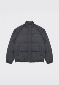 Czarna kurtka puchowa z wysokim kołnierzem, dwoma przednimi kieszeniami i małą naszywką z logo. Posiada pikowany wzór oraz elastyczne mankiety.