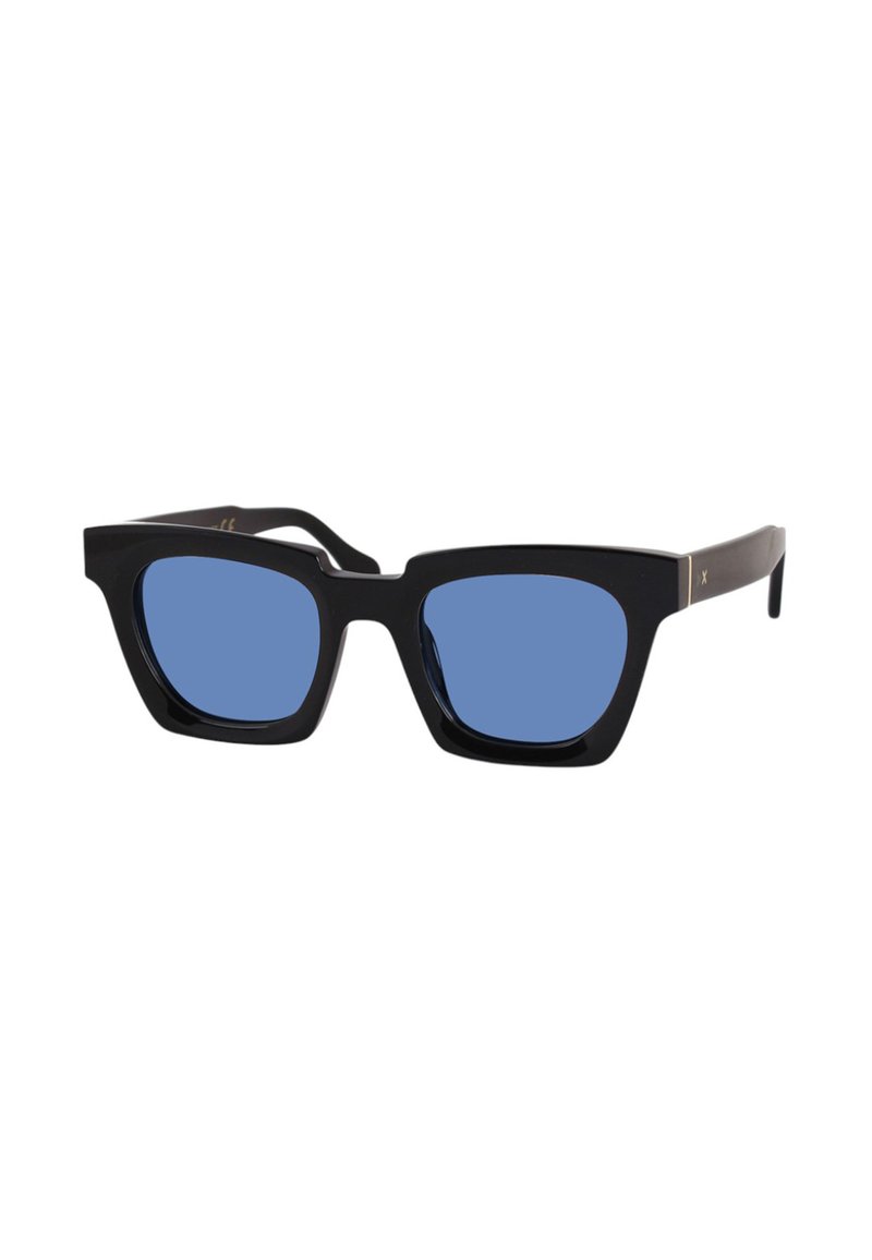 Occhiali da sole neri con una montatura spessa e angolare e lenti blu. Accenti dorati sulle stanghette, caratterizzati da una superficie liscia e lucida.