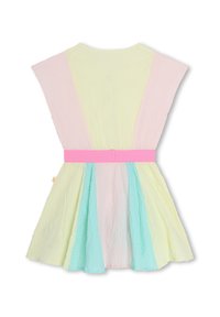 Šatové bezramínkové šaty v pastelových barvách s texturovanou tkaninou, které mají vertikální panely v žluté, růžové a modré barvě, a jasně růžový pásek v pase.