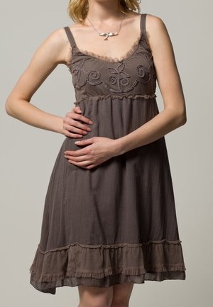 Braunes, knielanges Kleid mit spaghettiartigen Trägern, floraler Stickerei auf dem Oberteil und einem gerafften Saum. Hergestellt aus leichtem, strukturiertem Stoff.