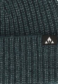  gebreide beanie in donkerteal met geribbelde textuur. Voorzien van een zwart label met een wit berglogo aan de voorkant.